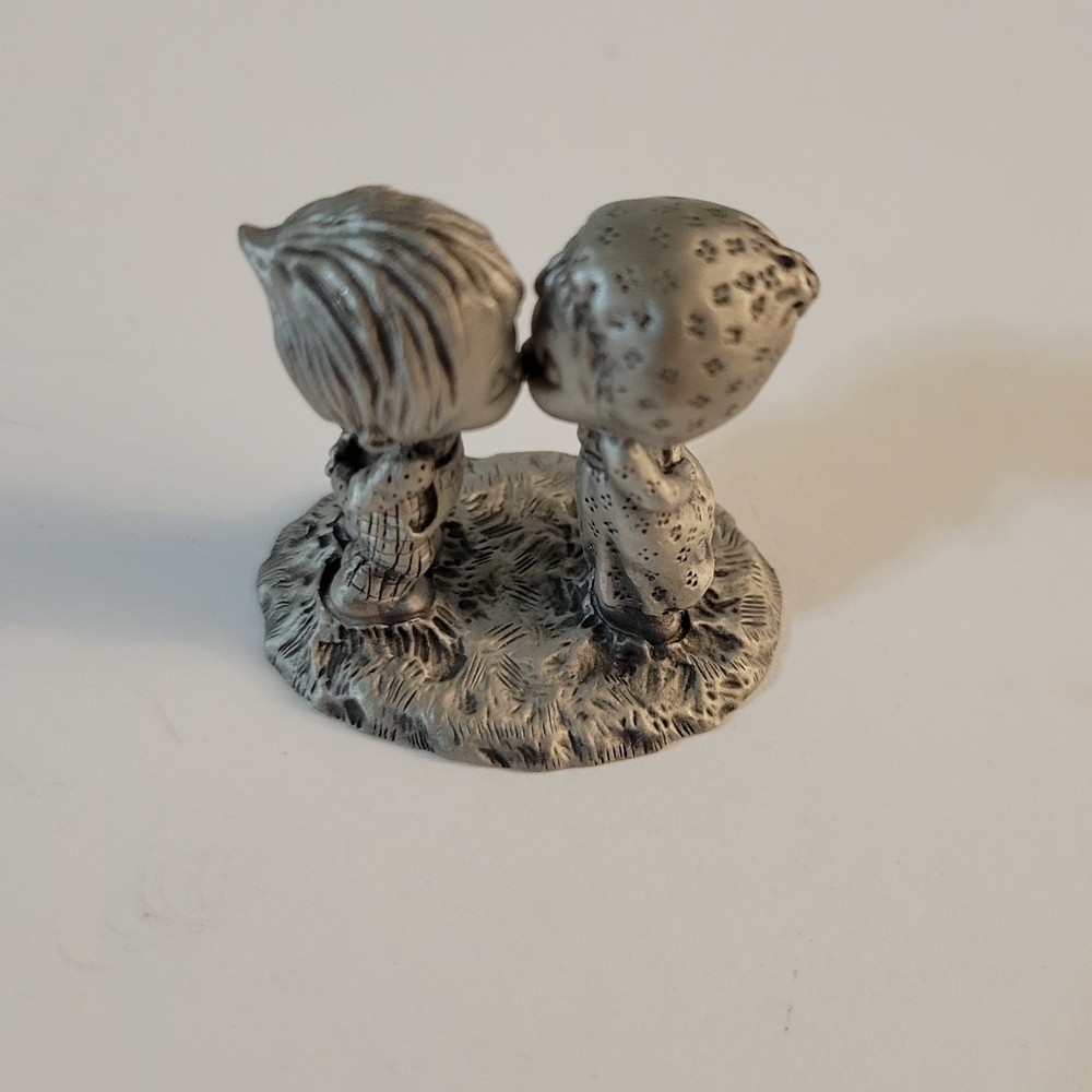 Hallmark Little Gallery Betsey n Beau Kissing - Picture 3 of 8